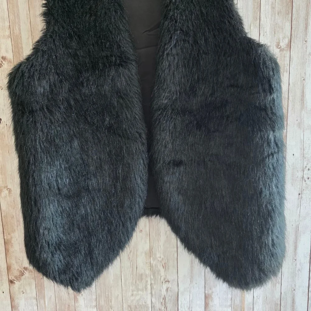 Women's Skies Are Blue Black Faux Fur Vest S